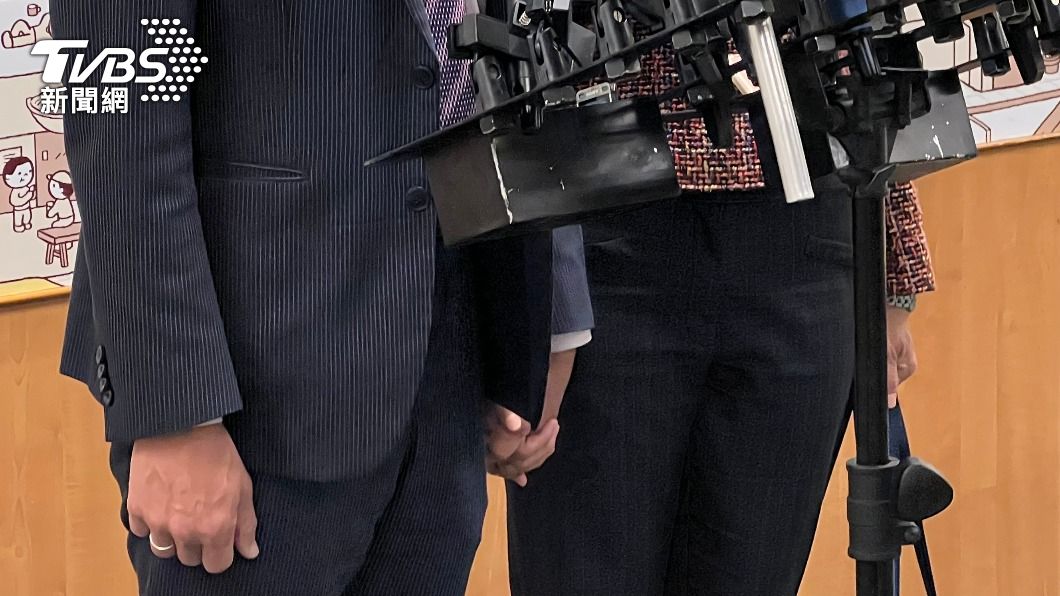 民進黨立委鍾佳濱今天前往民進黨中央黨部登記參加屏東縣長初選，妻子楊茹憶也陪同，兩人從頭到尾手牽著手，在婦女節曬恩愛。（圖／TVBS）