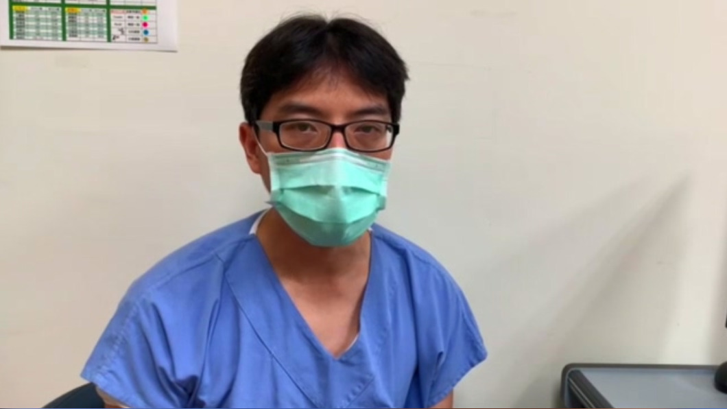醫師高崧碩解釋，利用胃鏡協助病患取出魚鉤、鐵釘等異物。　圖／高崧碩醫師提供