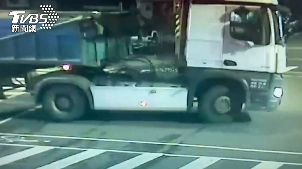 砂石車駕駛停在路邊休息。（圖／TVBS）