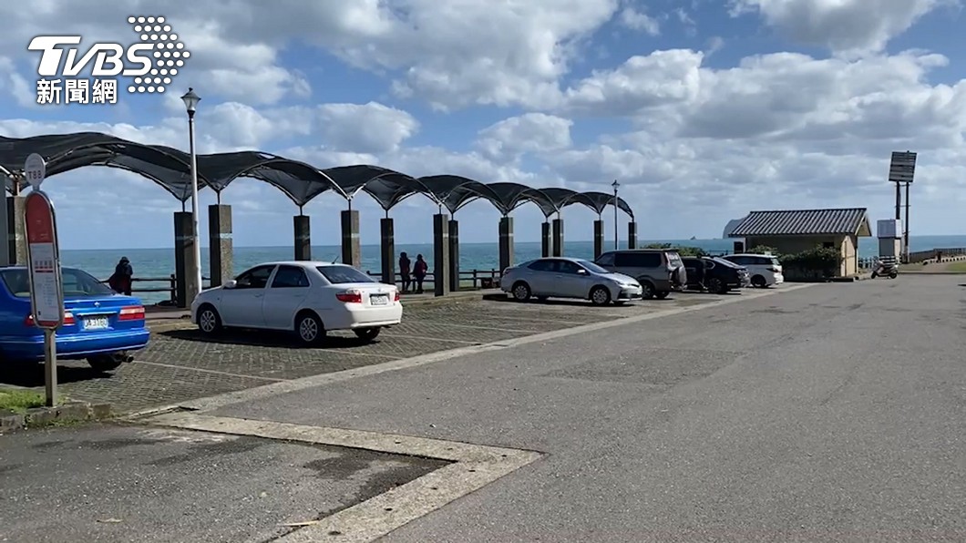 車泊族看不慣桌椅延伸步道 占公廁洗手台