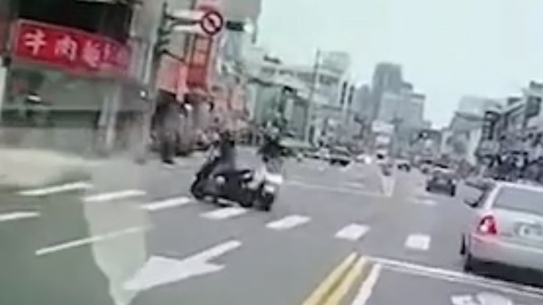 騎士閃避左轉車衝到對向撞車。（圖／Facebook我是南港人）