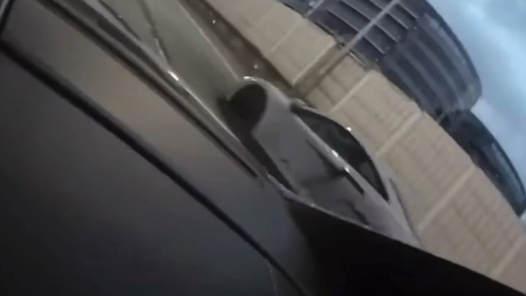 車禍當下行車鏡頭一陣晃動。(圖/Facebook)