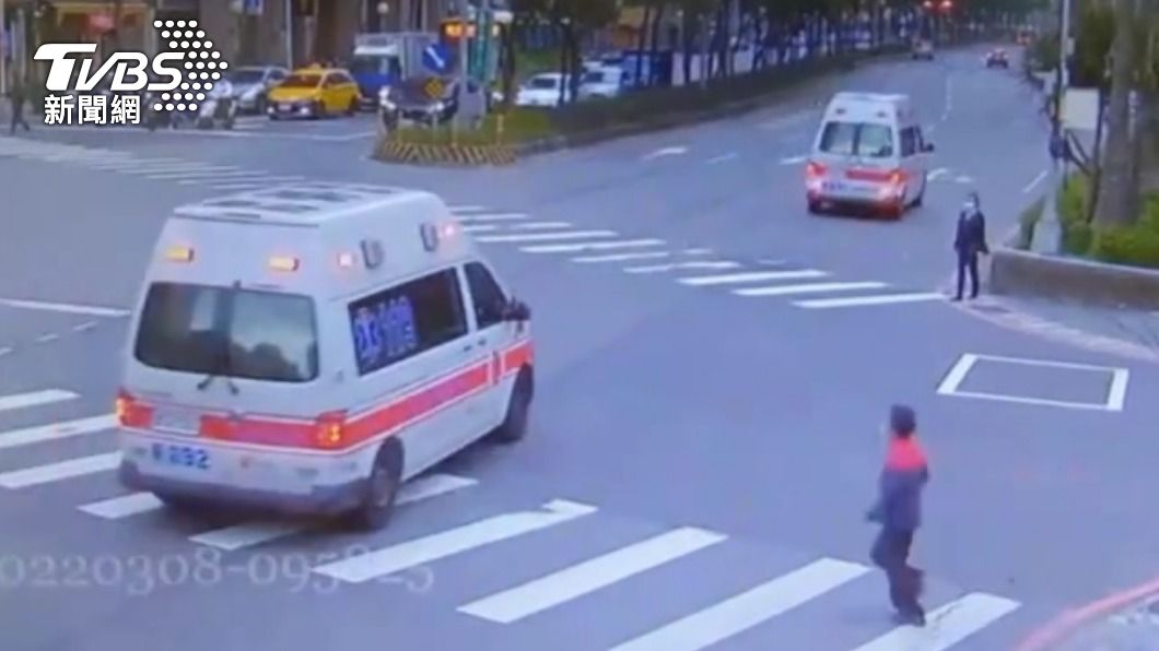 救護車趕赴事故現場。(圖/TVBS)