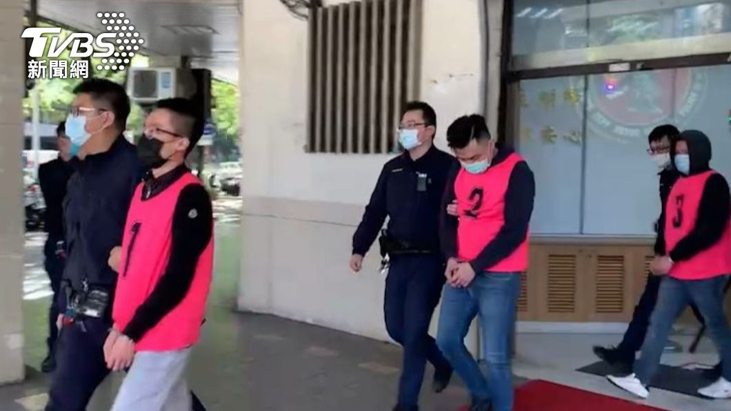 員警將人逮捕。（圖／TVBS）
