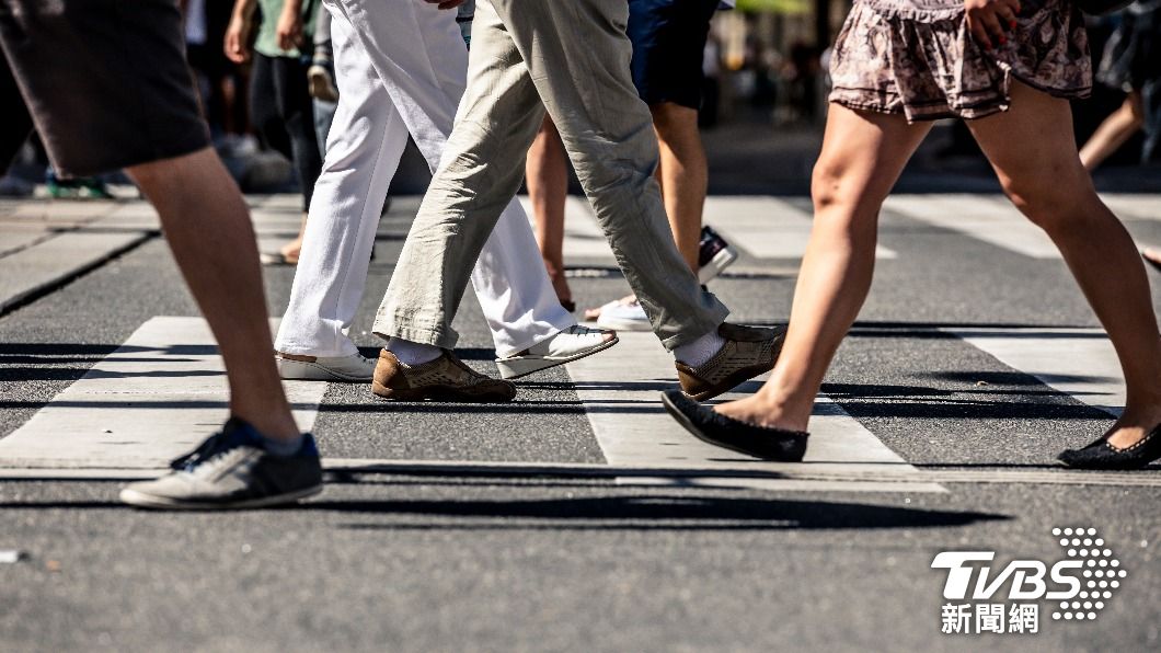 每天出門走走路有益身體健康。（示意圖／shutterstock 達志影像）