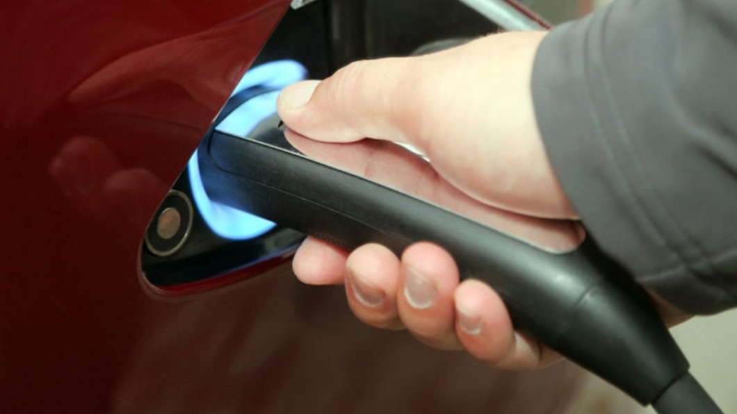 許多人認為,下雨時為電動車充電很危險。(圖/Tesla提供)