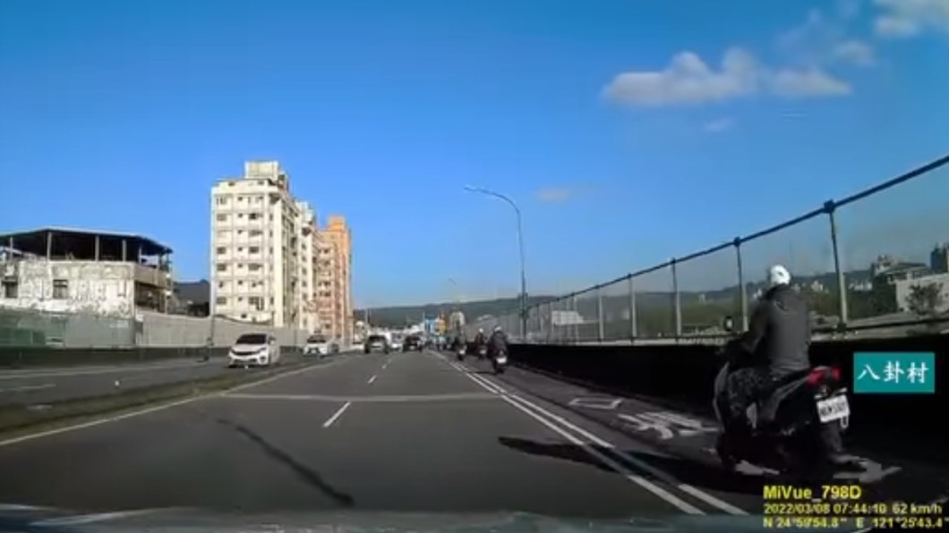騎士跨越雙白線違規行駛。(圖/翻攝自八卦村 - 行車紀錄器影片上傳中心臉書)