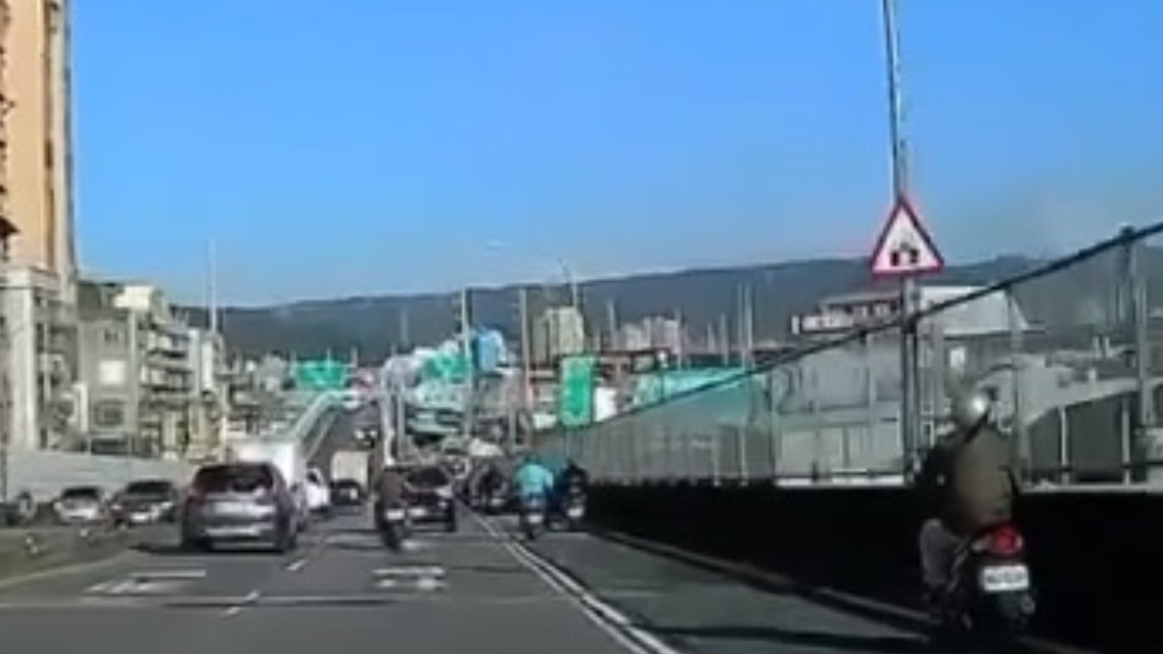 張男肇事後例馬加速逃逸。(圖/翻攝自八卦村 - 行車紀錄器影片上傳中心臉書)