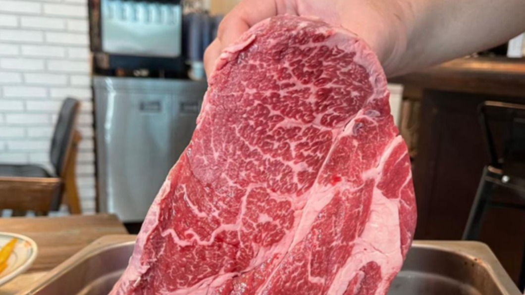 店內的牛肉漢堡都是堅持使用頂級Prime美國牛肉去絞肉塑成。(圖/跟著踢小米吃喝玩樂趣提供)