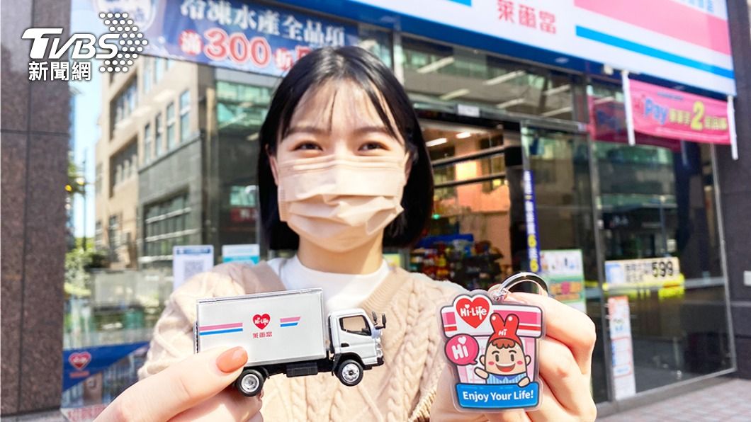 超康限量販售紀念模型車和造型悠遊卡。(圖/業者提供)
