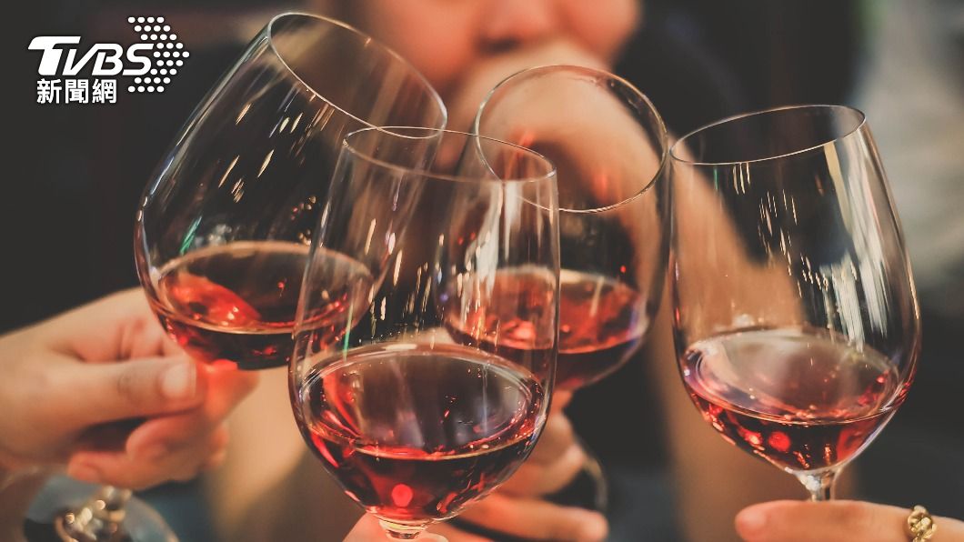 易致癌的因子,包含菸、酒以及加工製品。 (示意圖/shutterstock 達志影像)