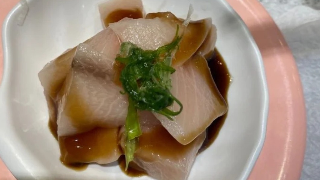 網友在爭鮮吃到一盤隱藏版生魚片。(圖/翻攝自Dcard)