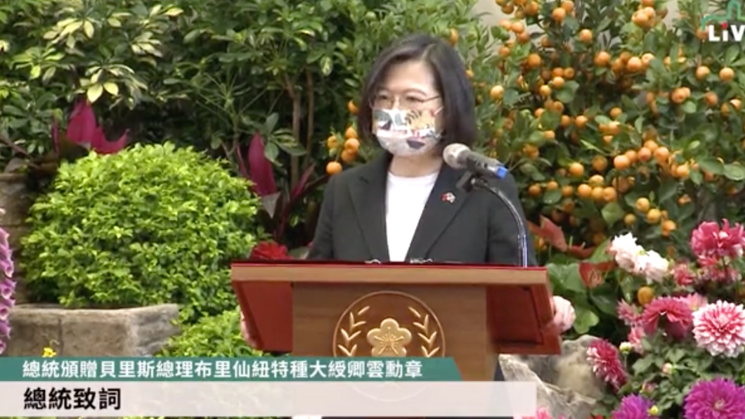 疫後首場軍禮迎貝里斯總理 蔡英文贈勳大讚最愛當地辣椒醬
