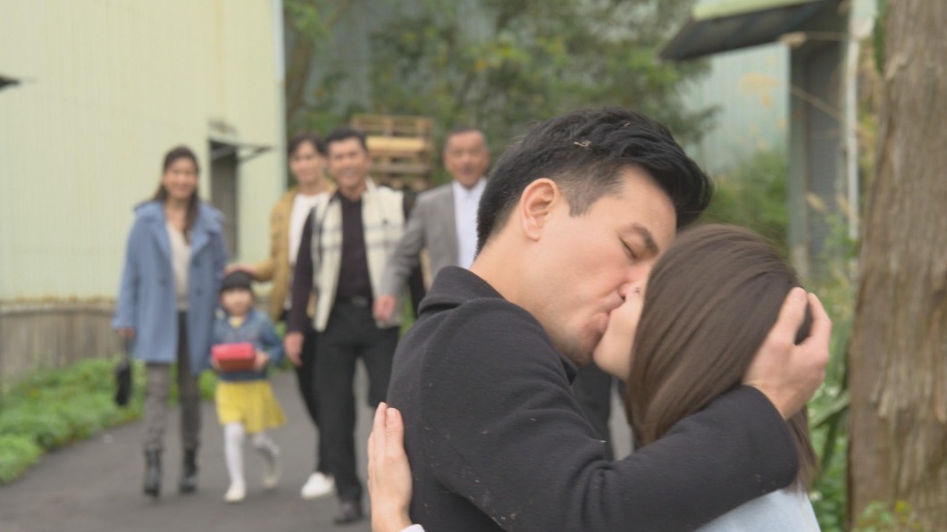 蘇晏霈(圖右)激吻傅子純,笑說嘴唇都腫了。(圖/民視提供)