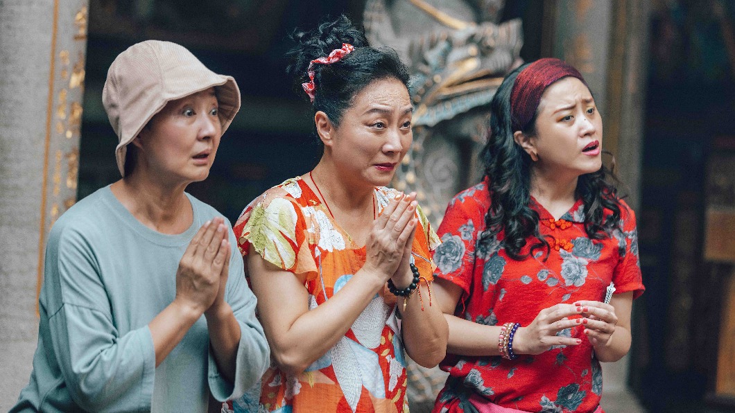 右起海裕芬、楊麗音、鮑正芳飾演暴走村民。(圖/公視提供)