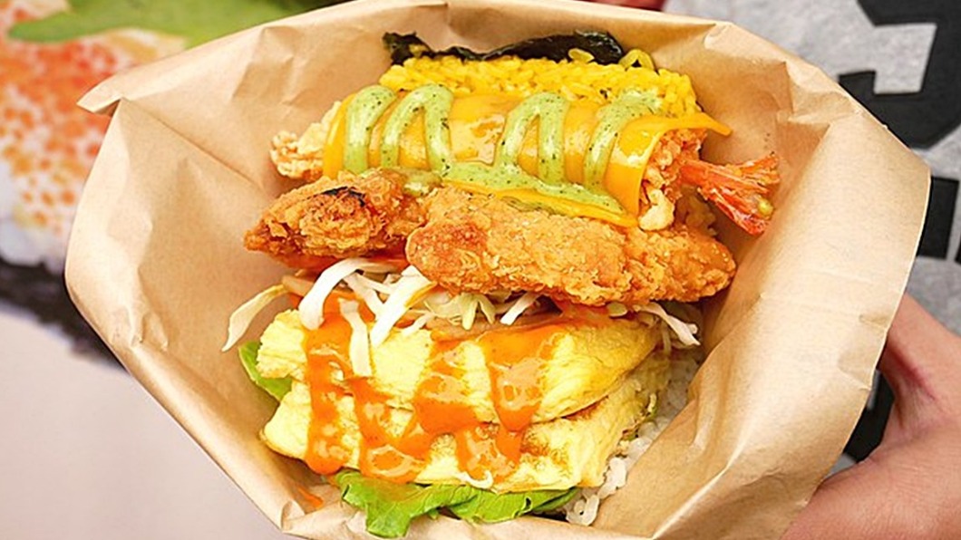 海陸雙拼雙醬巨無霸不握飯糰人氣超高。(圖/美食鐵粉靜香兒提供)