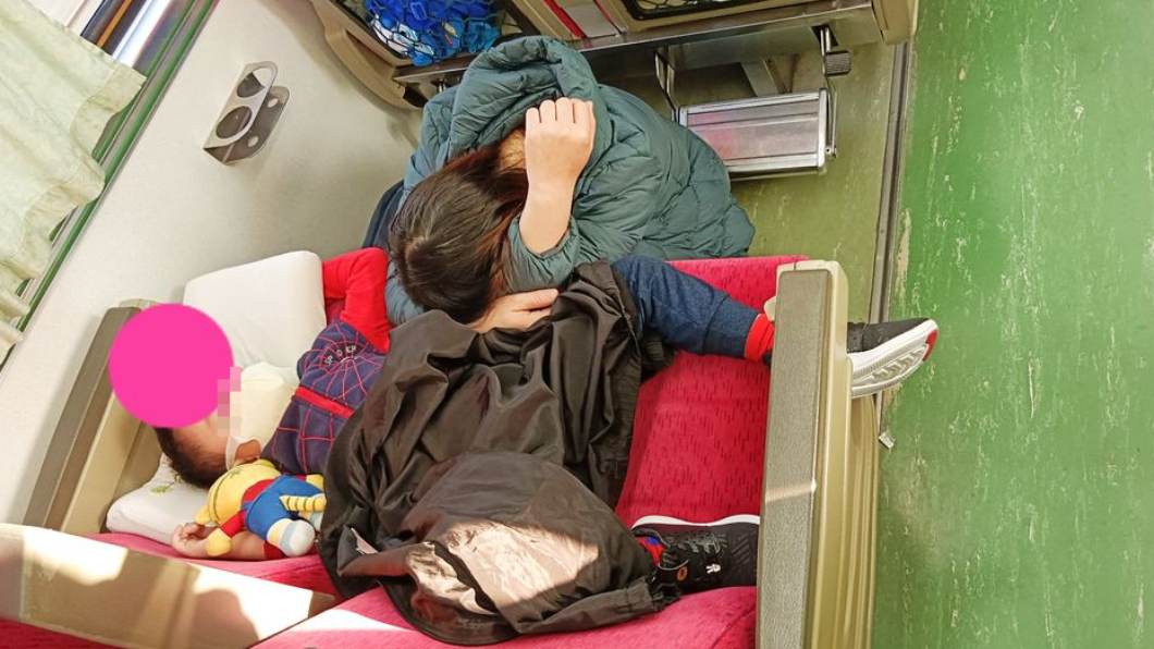 孩火車平躺睡「她整趟蜷縮在地」 衝擊一幕惹淚:想媽媽了