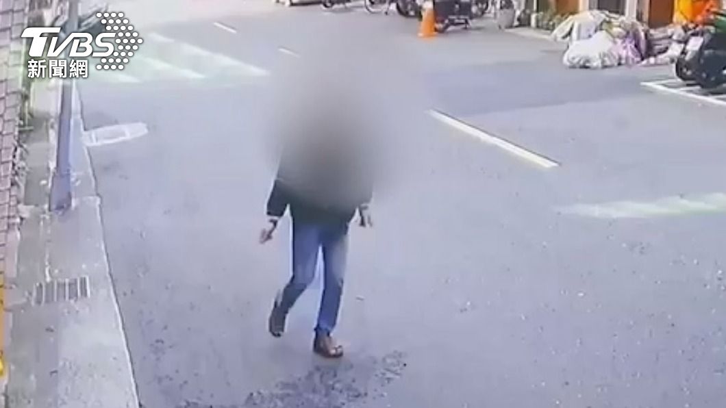 犯嫌抵達被害人住家附近。（圖／TVBS）