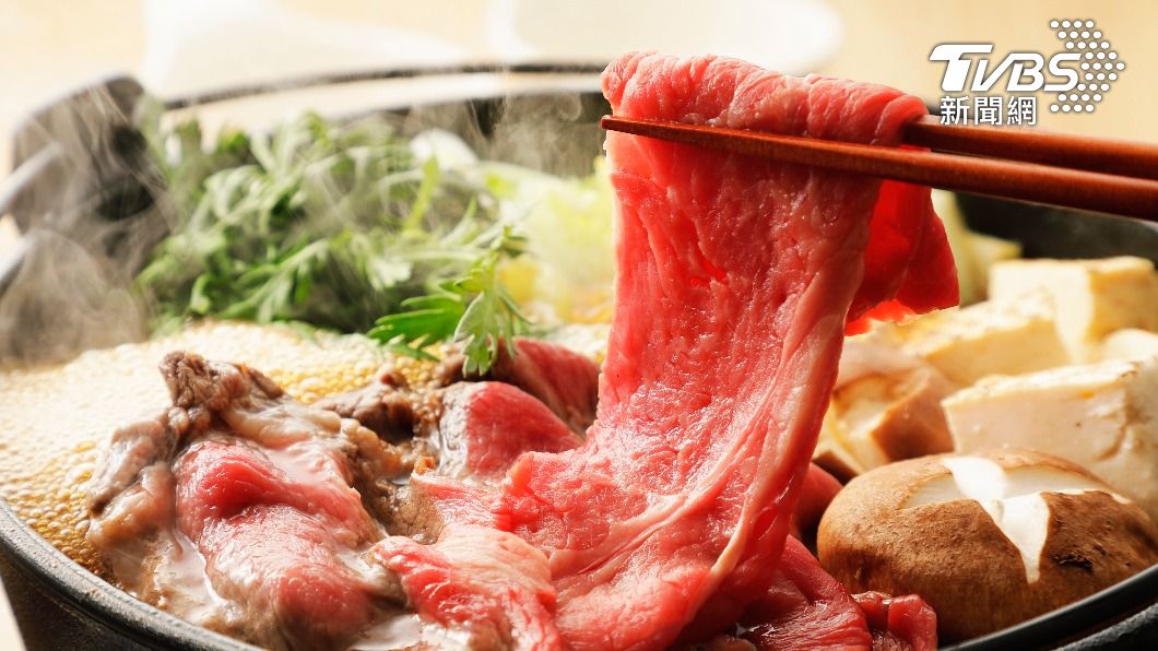 壽喜燒是一種以少量醬汁烹煮食材的火鍋。（示意圖／shutterstock達志影像）