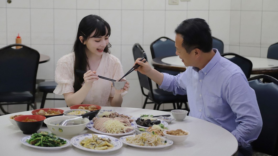 黑嘉嘉與翁章梁互動熱絡。(圖/嘉義縣政府提供)