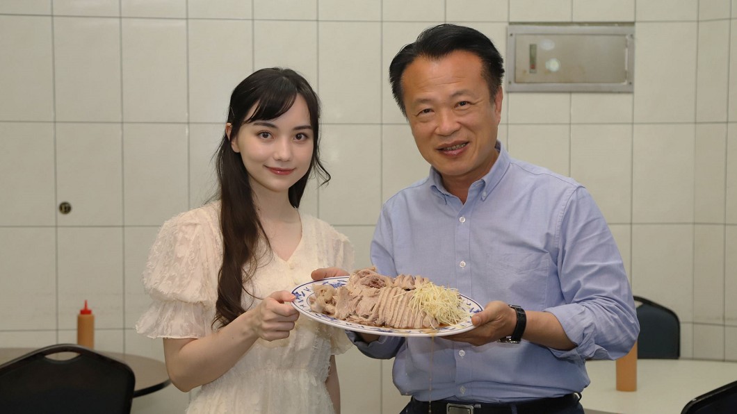 黑嘉嘉讚嘆鵝肉好吃。(圖/嘉義縣政府提供)