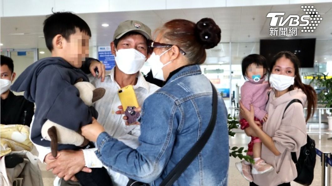 圖為在河內內排國際機場久候的杜孟勇父母抱著從烏克蘭回來的孫子。(圖/中央社)