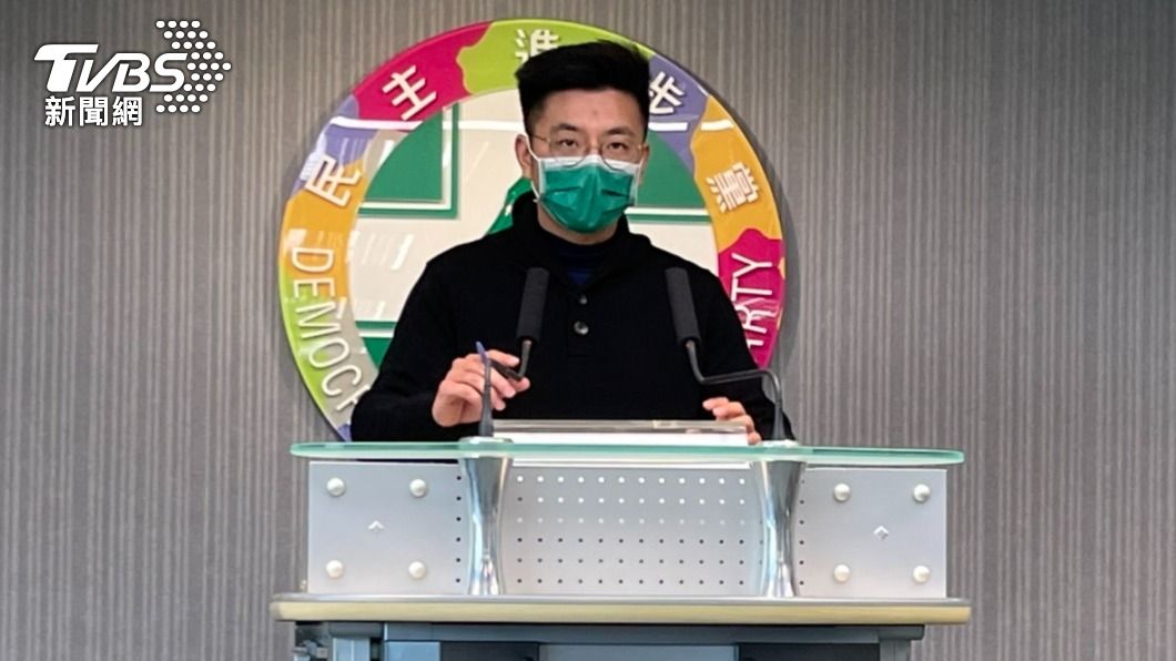 民進黨發言人周江杰進行會後轉述。（圖／TVBS）