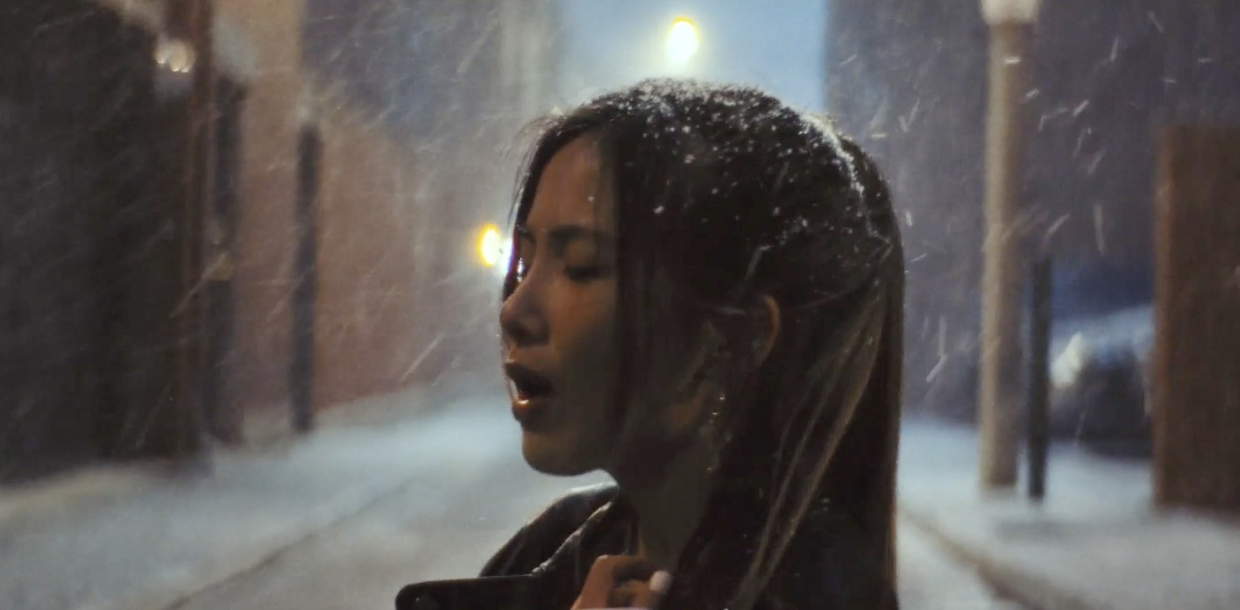怕冷的Jocelyn在零下10度、大雪滂沱的夜晚拍攝MV。（圖／上城娛樂）
