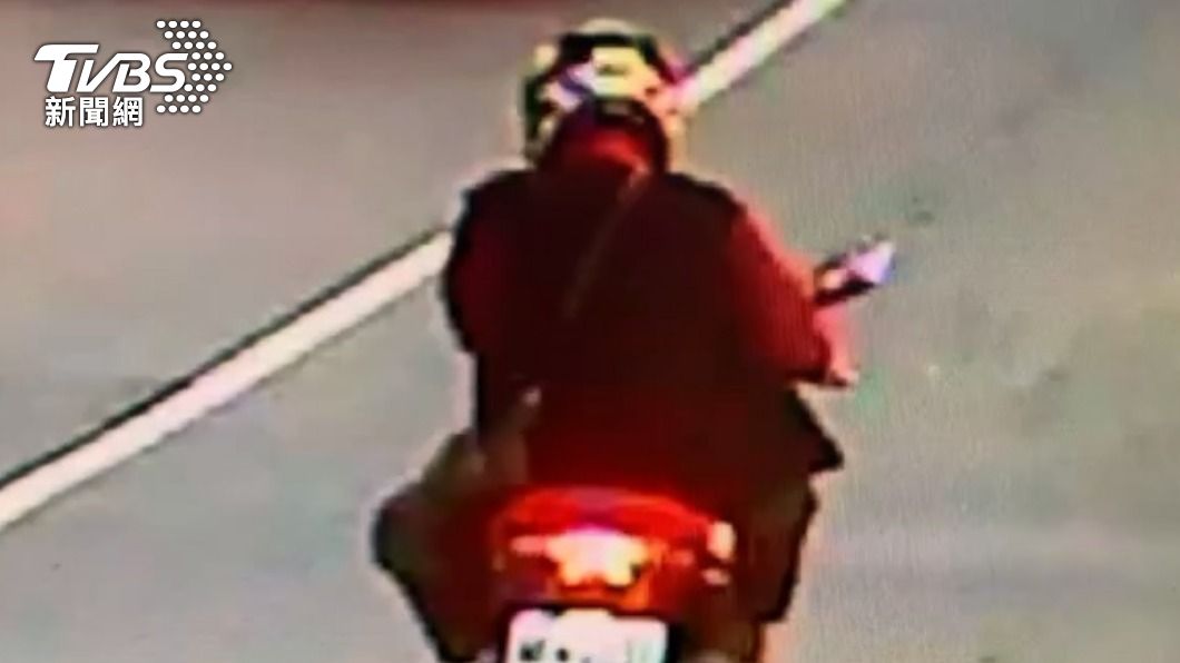 就連安全帽都是從另一輛機車上偷來的。(圖/TVBS)