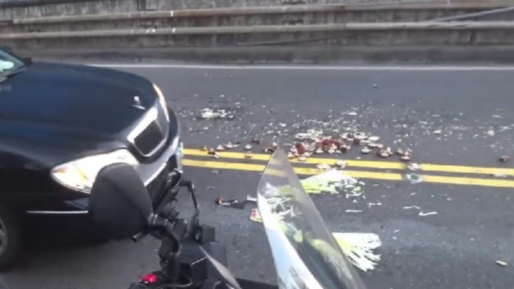 陸橋上滿地散落壓爛的香菇。（圖／翻攝自重機車友各區路況天氣回報中心 臉書）