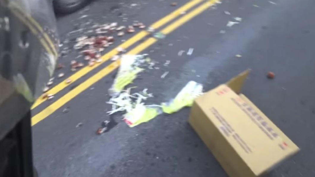 機車騎士協助將紙箱移到路邊。(圖/翻攝自重機車友各區路況天氣回報中心 臉書)