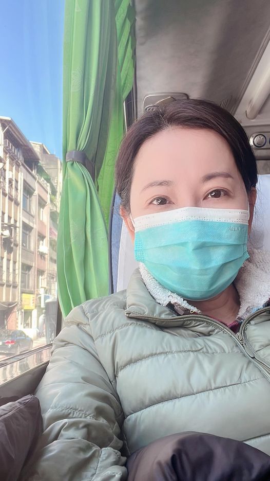 況明潔學會搭乘公車。(圖/翻攝自況明潔Facebook)