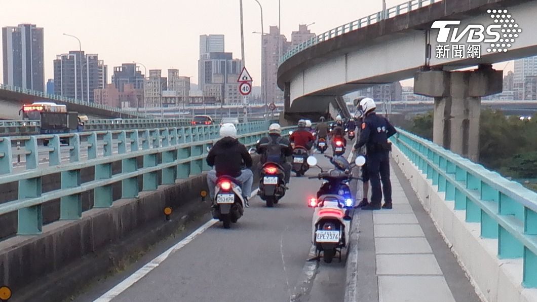 員警獲報到場處理。(圖/TVBS)