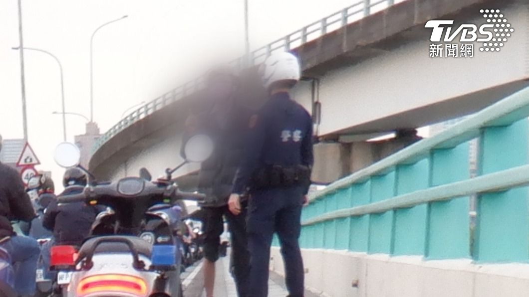 男子表示早上喝了威士忌,以為退酒才騎車出門。(圖/TVBS)