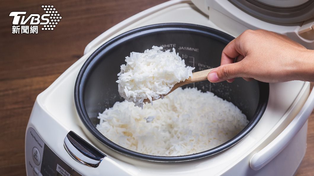 相片中的電子鍋通常被用來烹煮白飯,或部分料理。(示意圖,非當事電鍋/shutterstock達志影像)