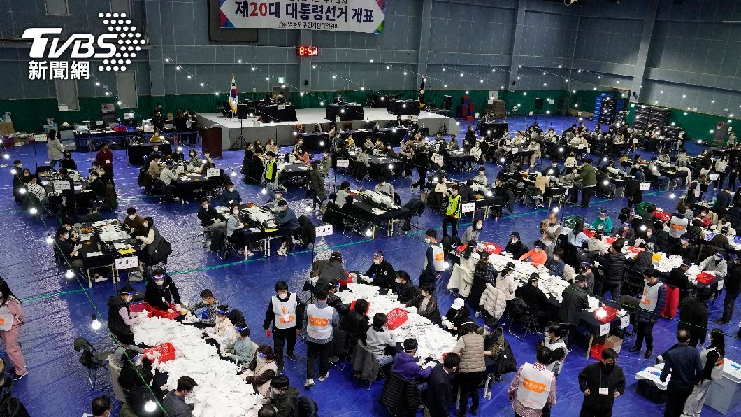 韓國總統大選,選務人員整理選票。(圖/達志影像美聯社)