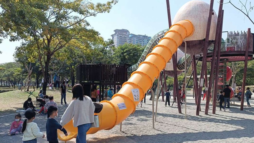 凹子底森林公園遊戲場的蛋型溜滑梯。(圖/Vicky媽媽的遊樂園提供)