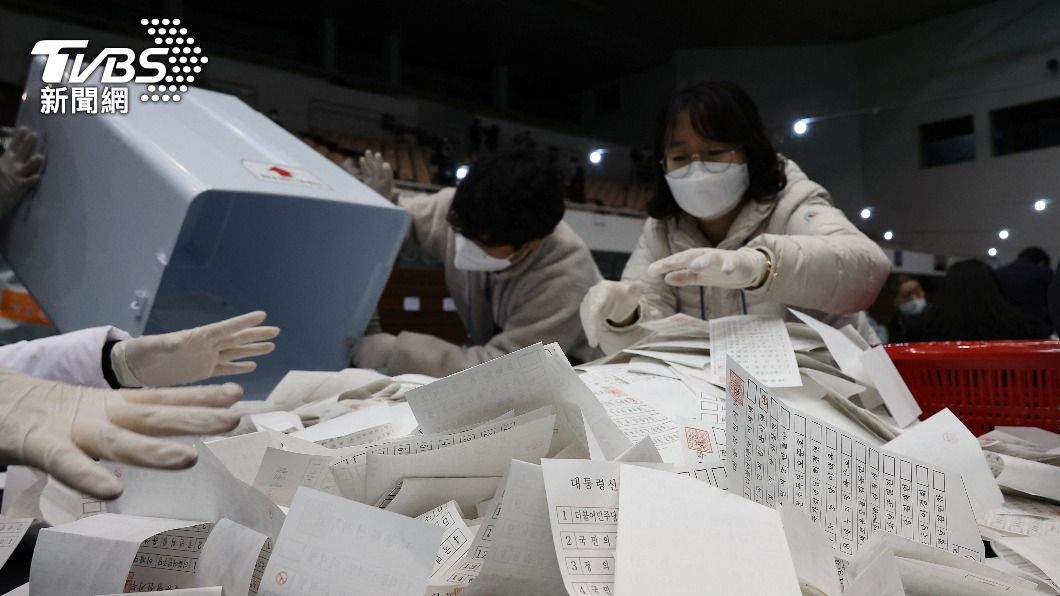 韓國總統大選,選務人員整理選票。(圖/達志影像路透社)