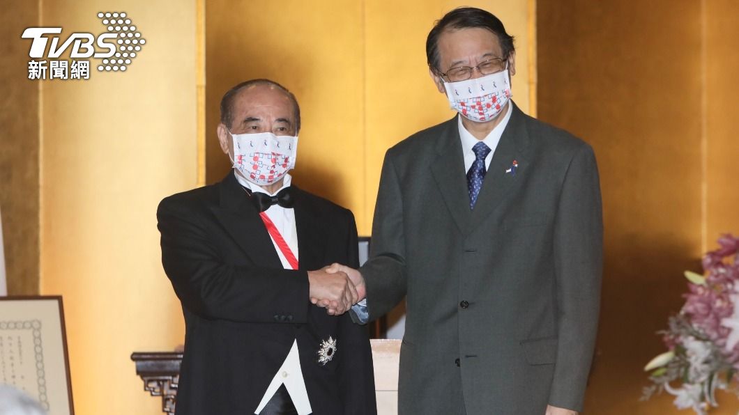 日本駐台代表泉裕泰(右)授與前立法院長王金平(左)最高等級的「旭日大綬章」。(圖/TVBS)