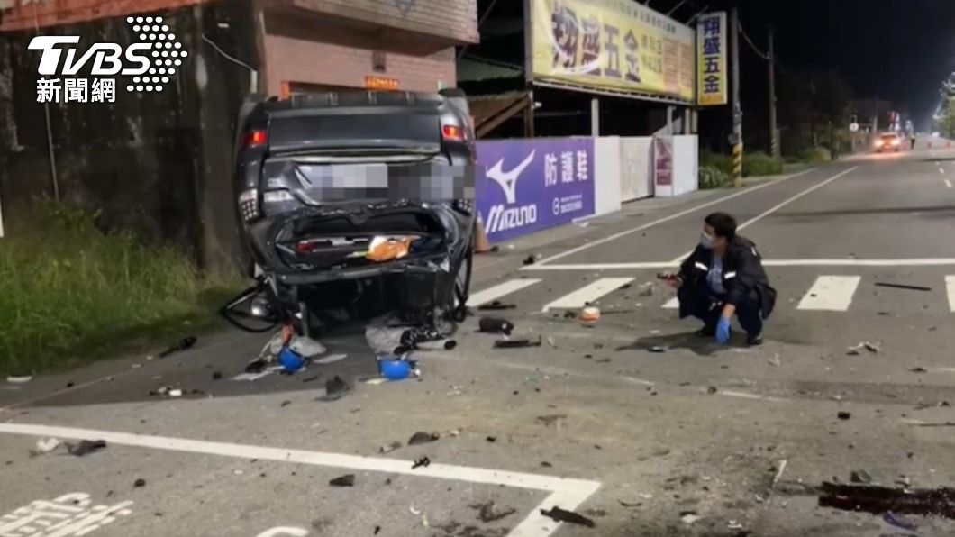 翻路邊!善化深夜2休旅車相撞 1男噴飛命危