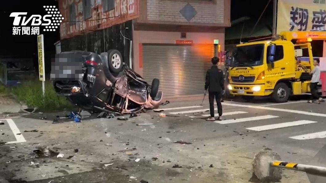 警方請拖吊業者前來協助排除肇事現場。（圖／TVBS）