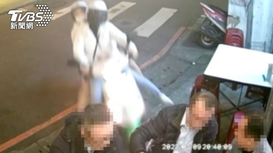 這「彎」蛋了！澳門籍女大生路不熟　騎車轉過頭衝撞小吃店