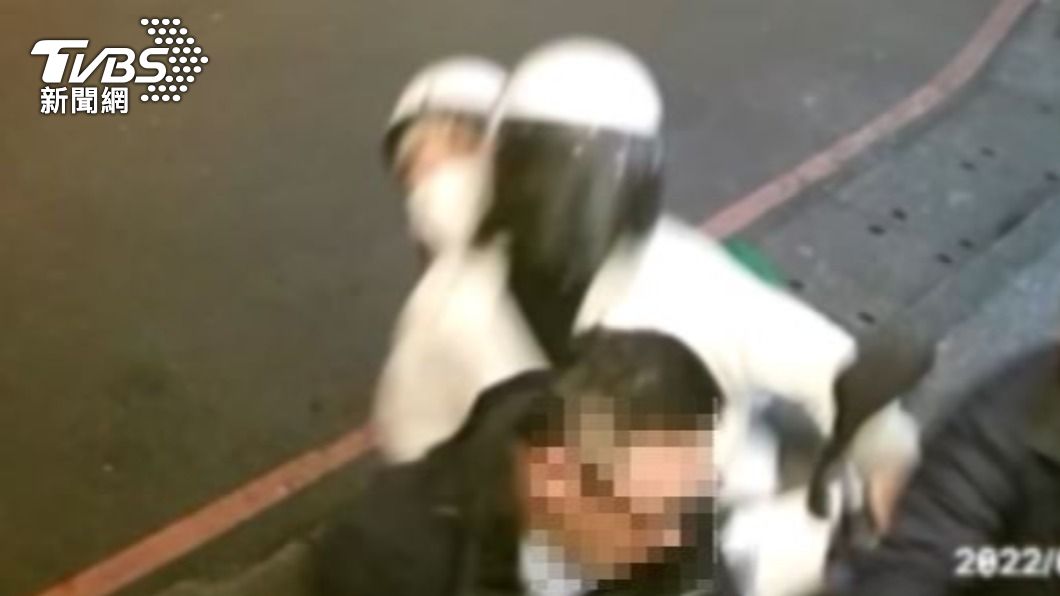 撞擊到其中一名男顧客。(圖/TVBS)