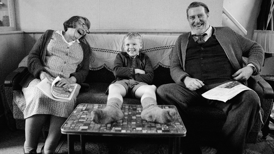 左起茱蒂丹契（Judi Dench）、裘德希爾（Jude Hill）、希朗漢德（Ciarán Hinds）。（圖／UIP提供）