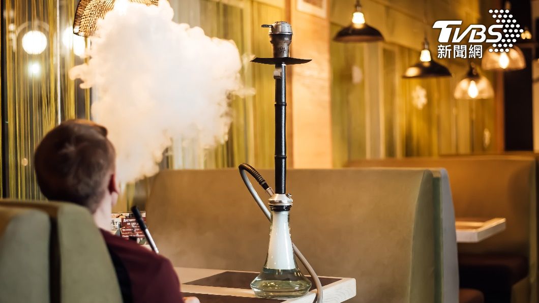 國健署提醒,水菸會產生多種有害物質。(示意圖/shutterstock達志影像)