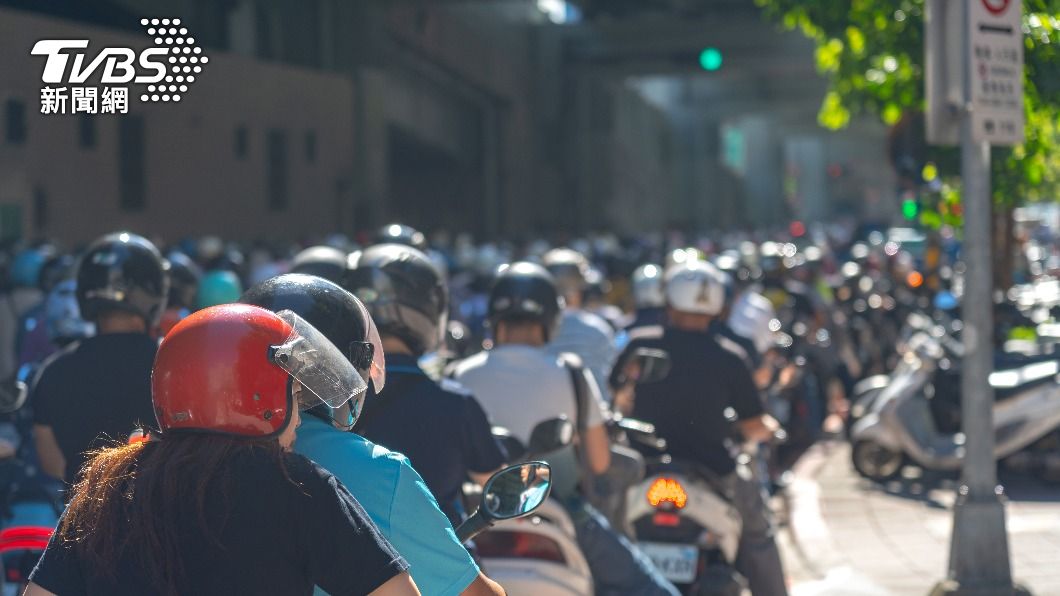 不只高雄式左轉!波蘭記者控「人行道機車狂飆」畫面曝光