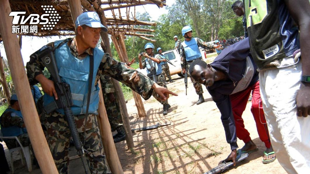 聯合國維和部隊要求民兵繳械。(圖/達志影像美聯社)