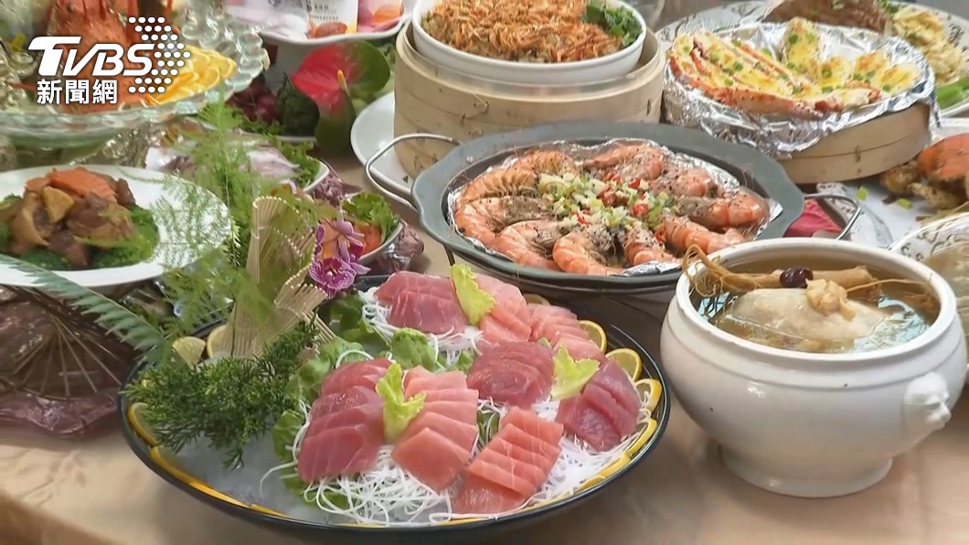 一桌1萬！同事聚餐顧聊天　「他全打包」竟遭酸：有多窮