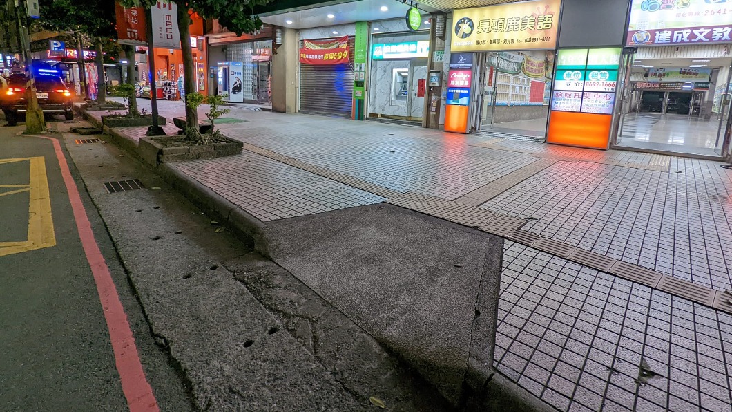 民眾表示,擋住無障礙坡道會影響推車和輪椅無法通過。(圖/翻攝自汐止集團 臉書)
