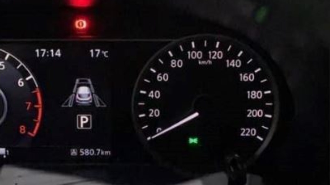 人妻開車衝基隆!儀表版「這燈」亮起 老司機秒懂:快閃保命